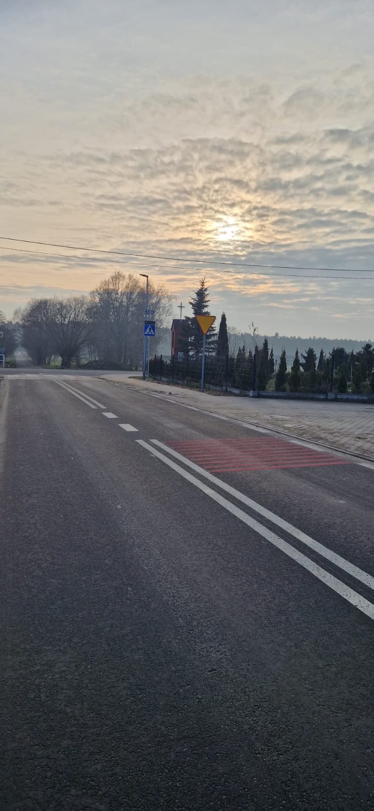 droga po lewej dtronie chodnik