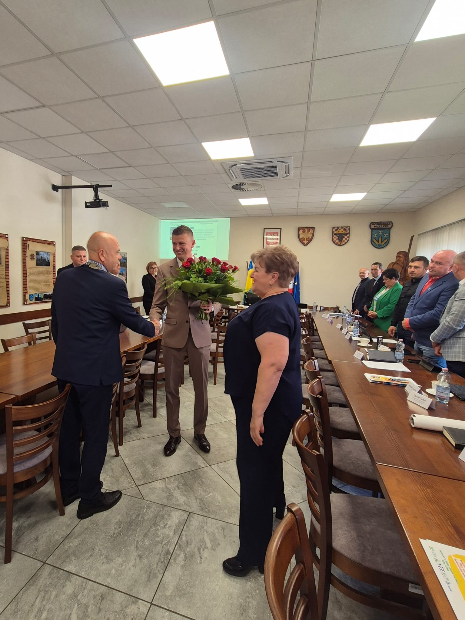 Przewodniczący Rady Gminy gratuluje Wójtowi Gminy